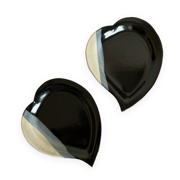 Vintage Mount St Helens Ash Glaze Heart Shape Plates Set of 2 Blue Black Pottery - Picture 1 of 10